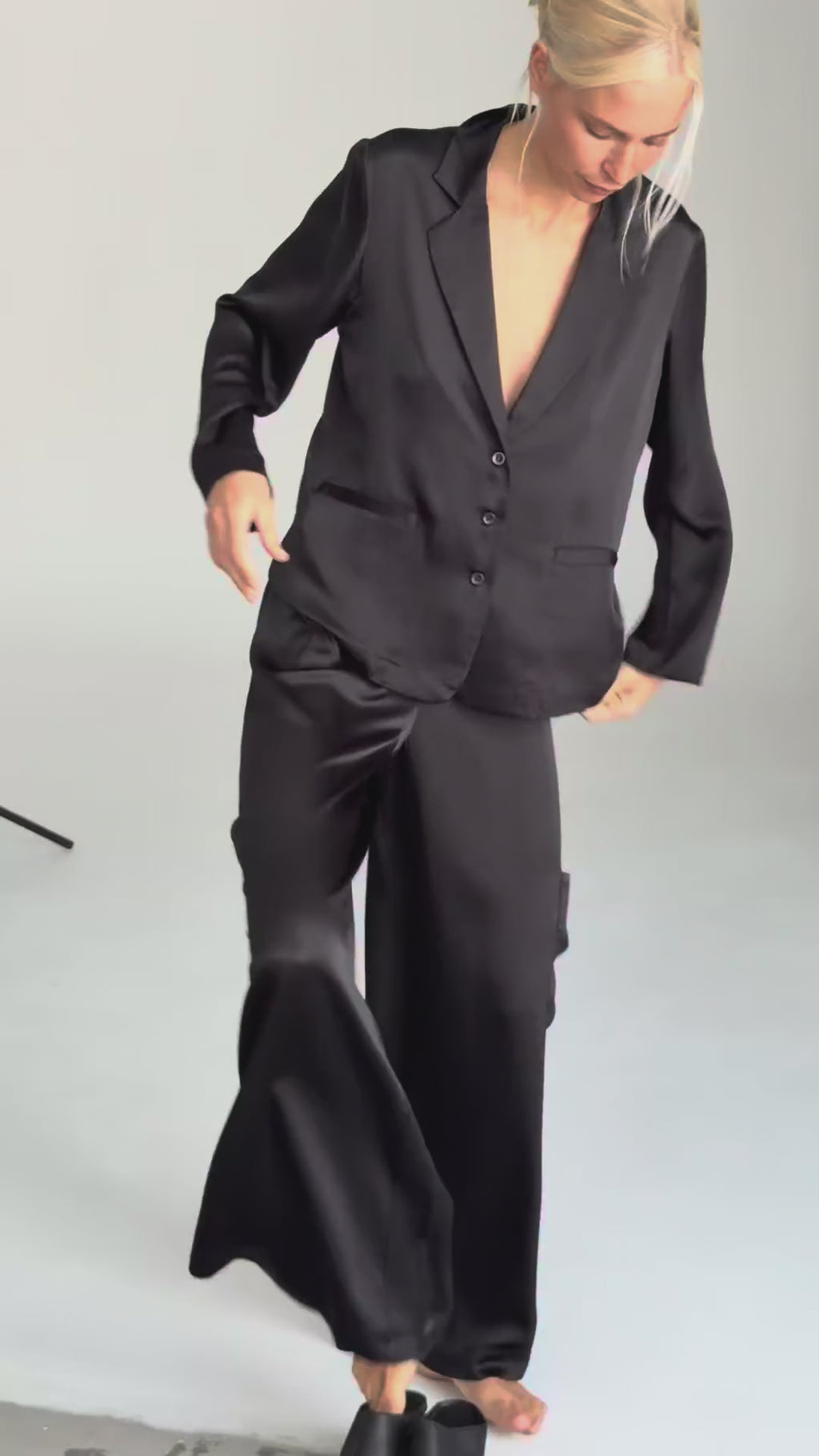 Video showing the classic boxy fit blazer worn by model Katia, demonstrating structure, movement, and versatility when styled as part of a full outfit.