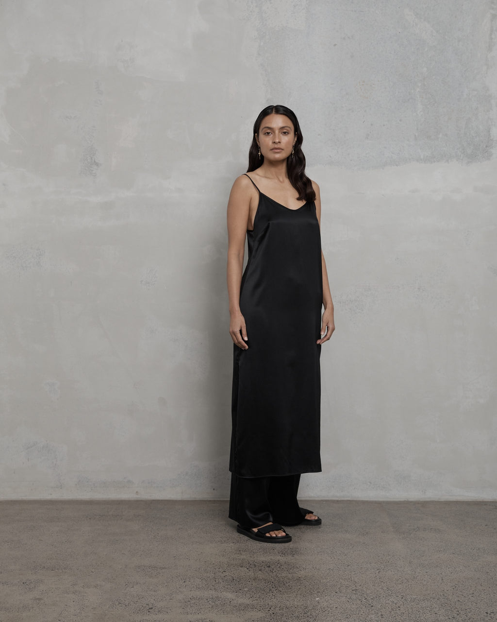 SLIP WITH SPLIT BLACK