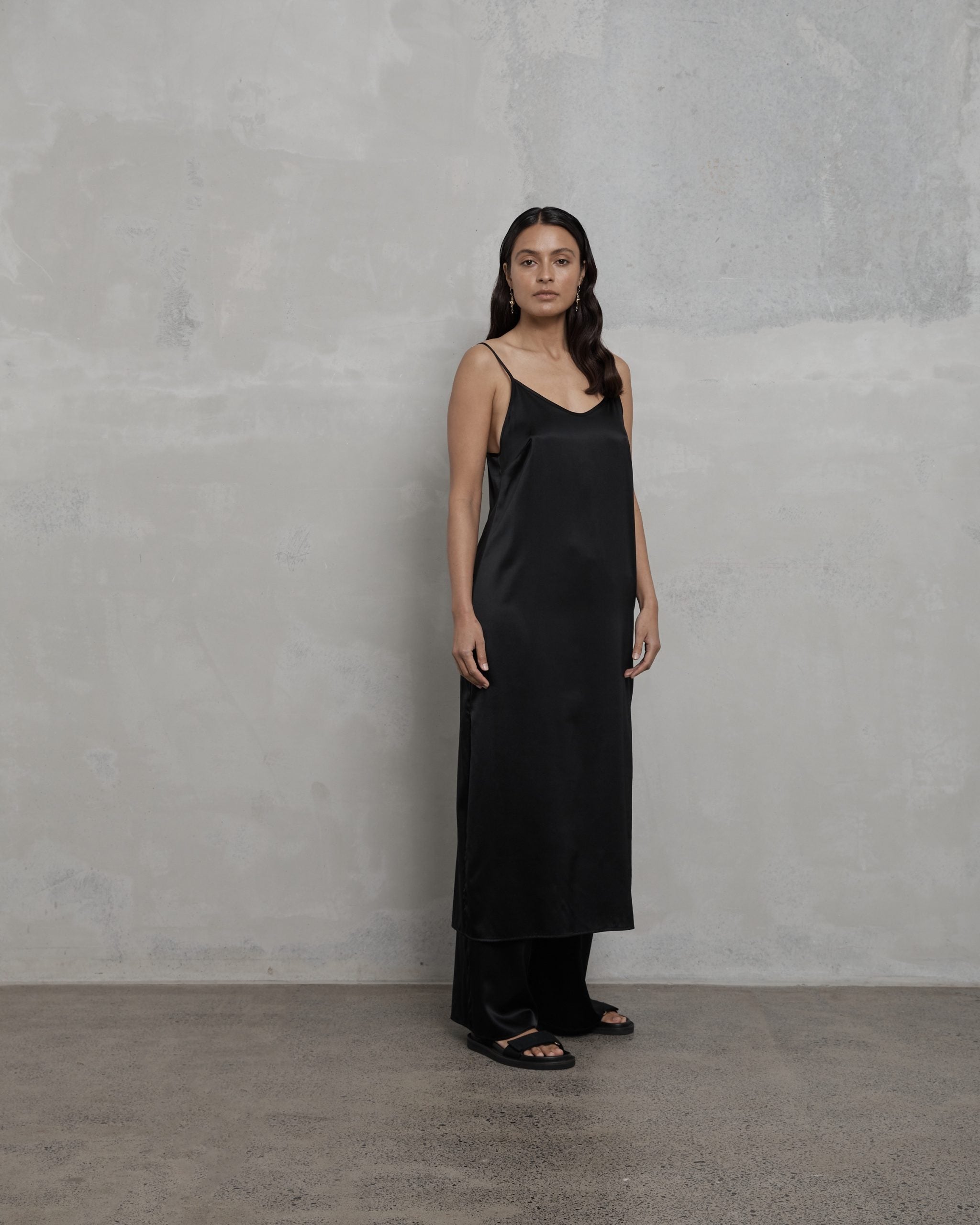 SLIP WITH SPLIT BLACK