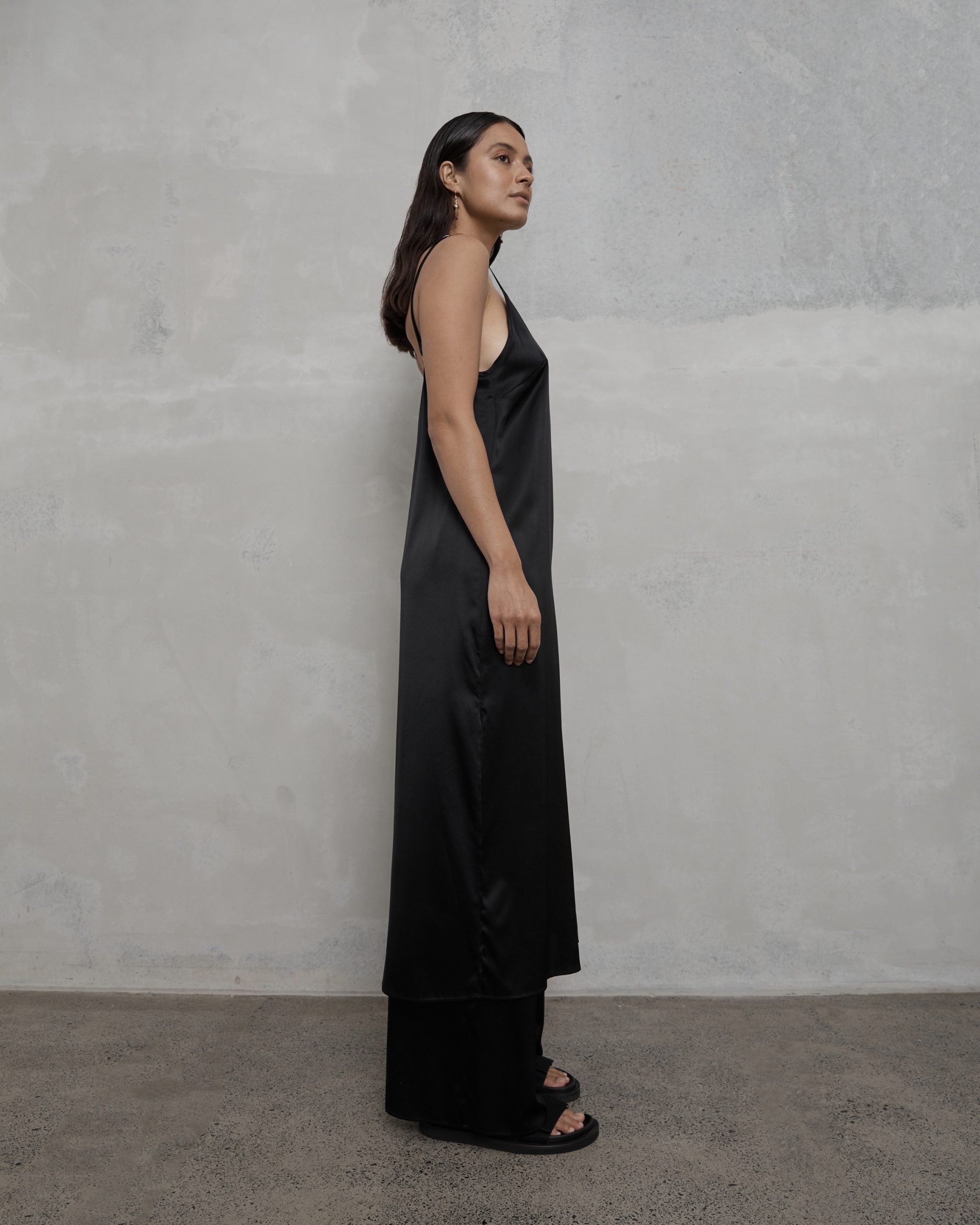 SLIP WITH SPLIT BLACK