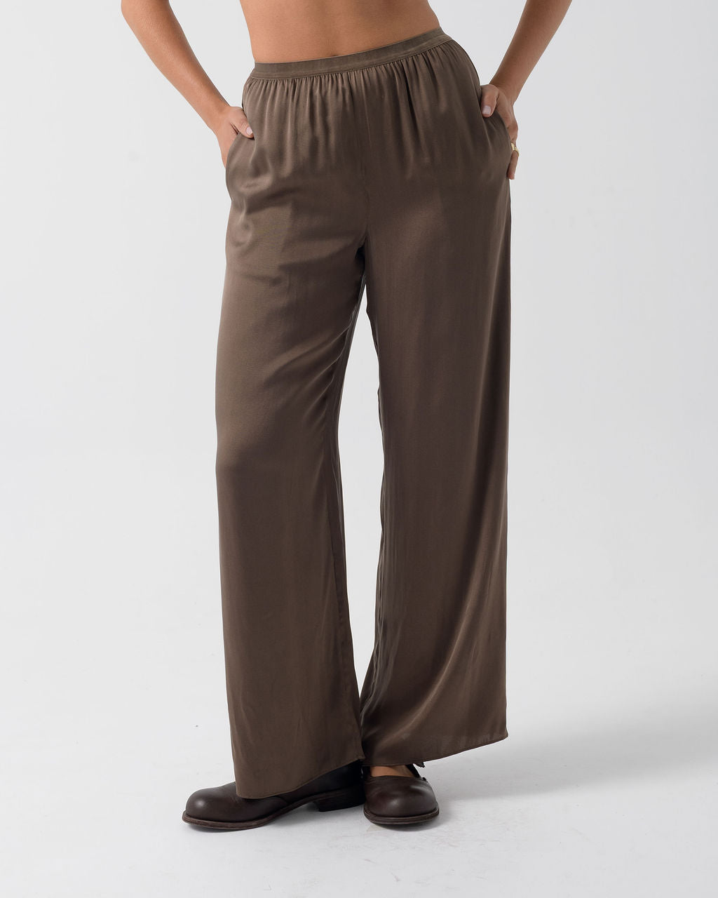 Angled front view of the Moka Straight Leg Pant in stonewashed silk featuring a velvet elastic waistband, side pockets and a fluid straight-leg silhouette.