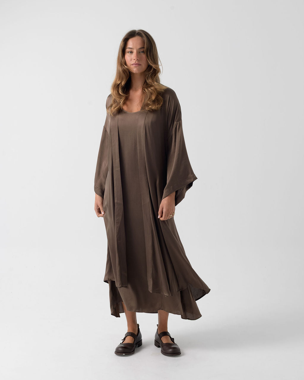 Front view of the Moka Stretched Silk Robe worn open over the matching silk dress, featuring a relaxed silhouette, side pockets and fluid drape.